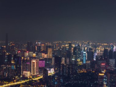 Çin, Wuhan 'ın iki nehri ve dört kıyısındaki tarihi şehrin gece manzarası.