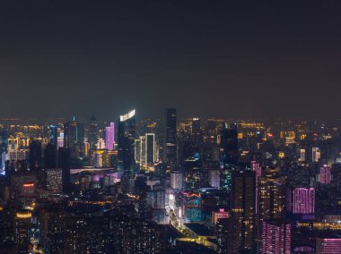 Çin, Wuhan 'ın iki nehri ve dört kıyısındaki tarihi şehrin gece manzarası.