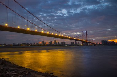 Çin, Wuhan 'ın iki nehri ve dört kıyısındaki tarihi şehrin gece manzarası.