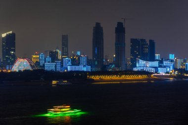 Çin, Wuhan 'ın iki nehri ve dört kıyısındaki tarihi şehrin gece manzarası.