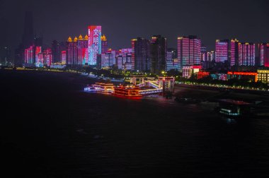 Çin, Wuhan 'ın iki nehri ve dört kıyısındaki tarihi şehrin gece manzarası.