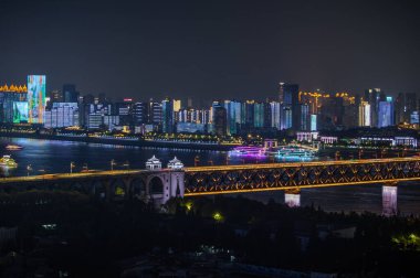 Çin, Wuhan 'ın iki nehri ve dört kıyısındaki tarihi şehrin gece manzarası.