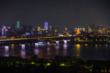 Çin, Wuhan 'ın iki nehri ve dört kıyısındaki tarihi şehrin gece manzarası.