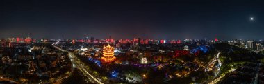 Çin, Wuhan 'ın iki nehri ve dört kıyısındaki tarihi şehrin gece manzarası.