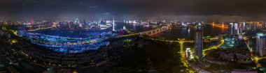 Çin, Wuhan 'ın iki nehri ve dört kıyısındaki tarihi şehrin gece manzarası.