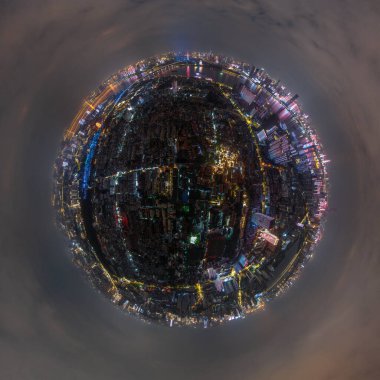 Çin, Wuhan 'ın iki nehri ve dört kıyısındaki tarihi şehrin gece manzarası.
