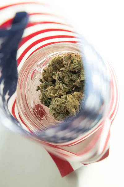 Glasgefäß Mit Cannabis Bedeckt Mit Amerikanischer Flagge — Stockfoto