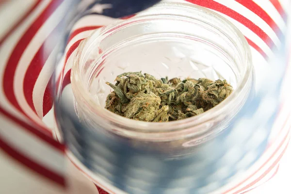 Glasgefäß Mit Cannabis Bedeckt Mit Amerikanischer Flagge — Stockfoto