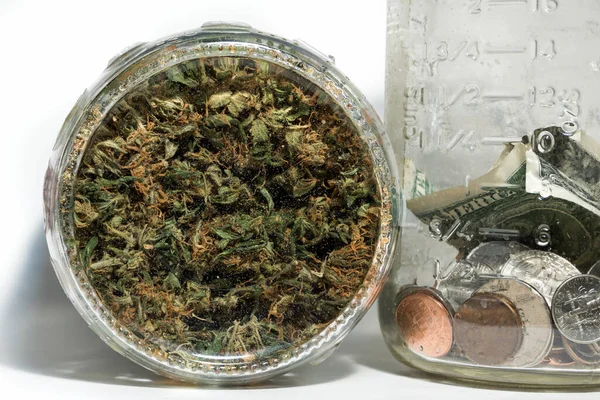 Marihuana Mince Penězi Uvnitř Sklenic — Stock fotografie