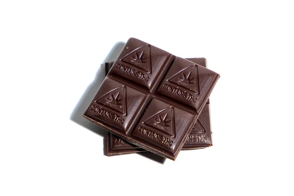Еда Марихуана Шоколадом Белом Фоне — стоковое фото
