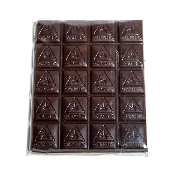Еда Марихуана Шоколадом Белом Фоне — стоковое фото