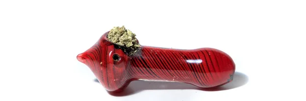 Cannabis Dans Tuyau Fumeur Rouge Isolé Sur Blanc — Photo