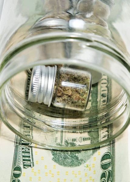 Notas Dinheiro Com Marijuana Frasco Vidro Vista Perto — Fotografia de Stock
