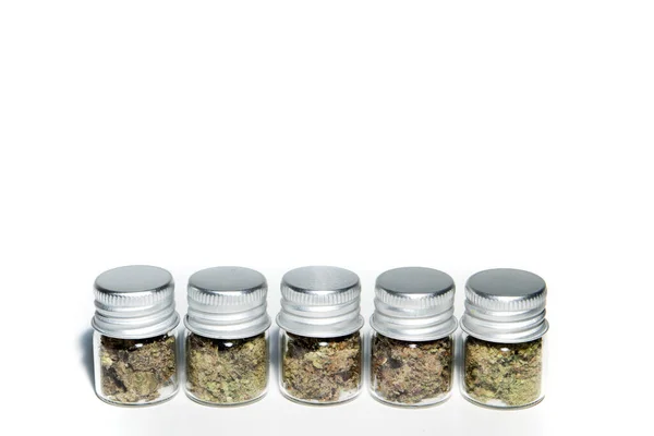 Kleine Dosen Marihuana Und Cannabis Knospen — Stockfoto