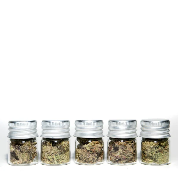 Små Burkar Marijuana Och Cannabis Knopp — Stockfoto