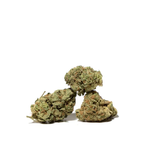 Nahaufnahme Von Cannabis Blütenknospen Einem Haufen Isoliert Auf Weißem Hintergrund — Stockfoto