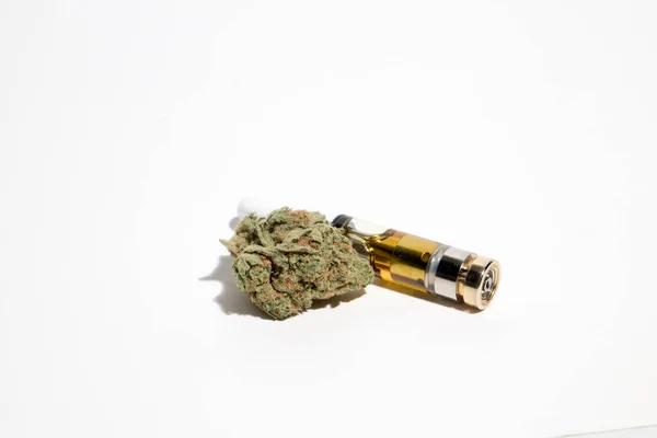 Cannabis Und Vape Pen Auf Weißem Hintergrund — Stockfoto