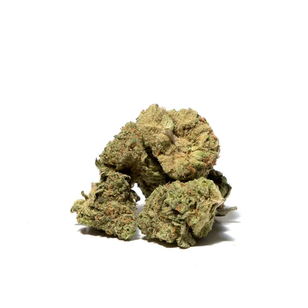 以白色背景为背景的大麻花蕾成堆的特写 免版税图库图片