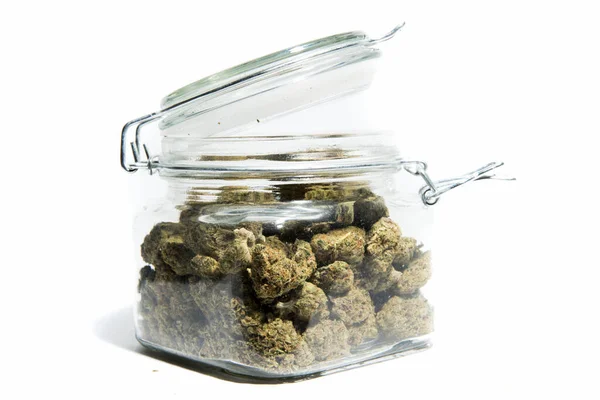 Vaso Vetro Con Marijuana Essiccata Isolato Sfondo Bianco — Foto Stock