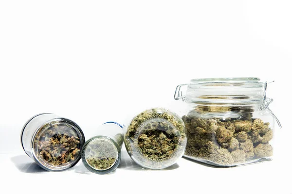Stapel Glazen Potten Met Gedroogde Cannabis — Stockfoto