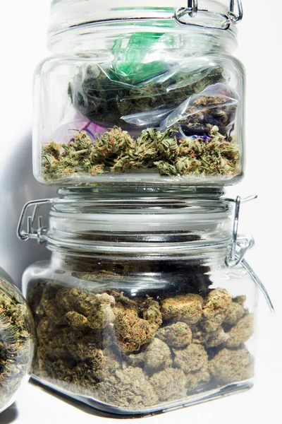 Glazen Potten Met Gedroogde Cannabis — Stockfoto