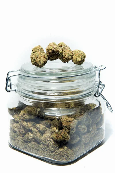 Cannabis Virágok Üveg Üveg Elszigetelt Fehér Alapon — Stock Fotó