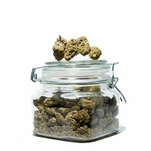 Cannabisblüten Glas Isoliert Auf Weißem Hintergrund — Stockfoto