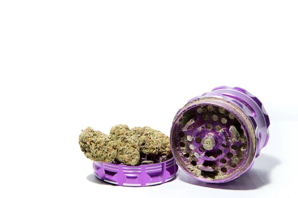 Цветы Марихуаны Фиолетовой Металлической Мельнице Стоковое Изображение