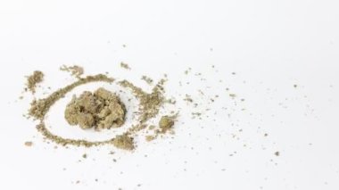 Marihuana ve Esrar Buds Beyaz Arkaplanda Canlandırıldı 