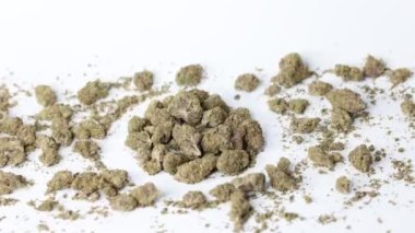 Marihuana ve Esrar Buds Beyaz Arkaplanda Canlandırıldı 