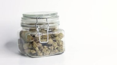 Marihuana ve Kenevir Tomurcukları Beyaz Arkaplanda Hareket Ediyor, Hareket Animasyonunu Durdur Video