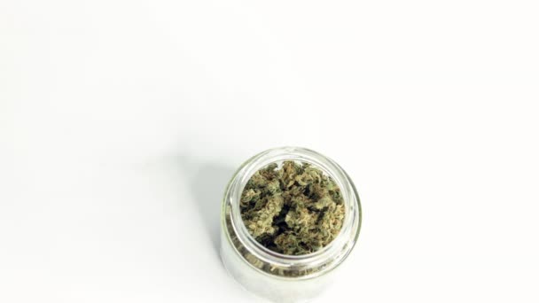 Μαριχουάνα Και Cannabis Buds Μετακίνηση Γύρω Στο Λευκό Φόντο Stop — Αρχείο Βίντεο