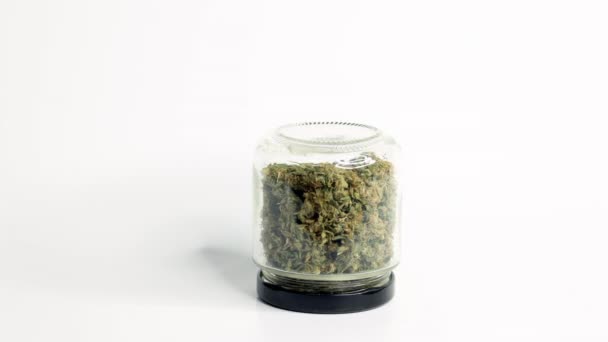 Marijuana Och Cannabis Buds Flytta Runt Vit Bakgrund Stop Motion — Stockvideo