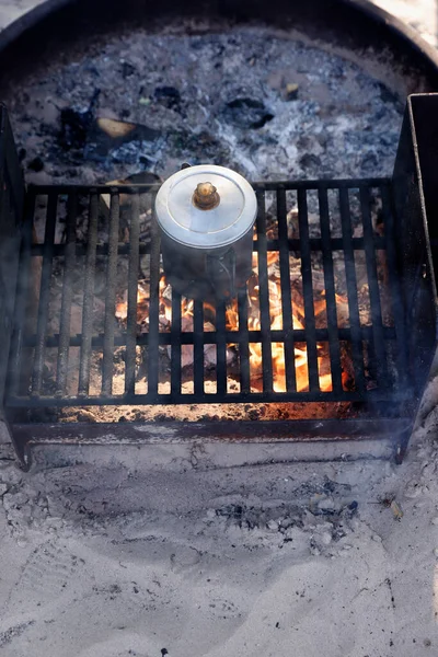 火の上で調理する — ストック写真