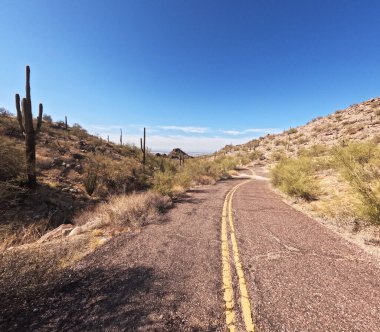 Çöldeki mavi gökyüzü manzarası