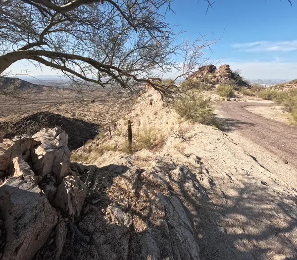 Çöldeki dağ yolunun güzel manzarası