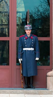 Şehirde asker üniforması giymiş bir asker