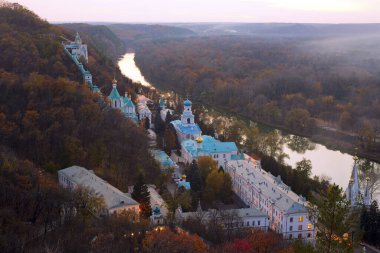 Svyatogorsk Lavra manzaralı güzel bir sonbahar akşamı Rus birlikleri Ukrayna 'yı işgal etmeden önce çekilmiş.