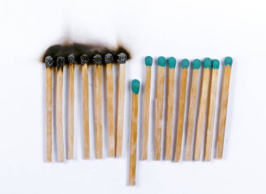 Kağıt üzerindeki kibritler. Kibritler yandı, diğerleri kurtuldu. Çünkü kibrit aşağı kayınca diğer kibritler yanmaktan kurtuldu. Metafor. Bazen, gerisini kurtarmak için, geri çekilmen gerekir..