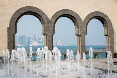 İslam eserleri Müzesi kemerleri ile Doha silueti, Doha, Katar.