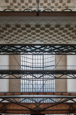 Katar, Doha 'daki İslam Sanatları Müzesi' nin merdiven içi..