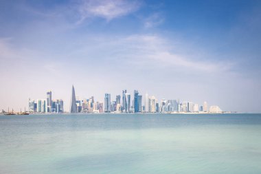 Corniche Gezinti Alanı 'nın silüeti, Doha, Katar.