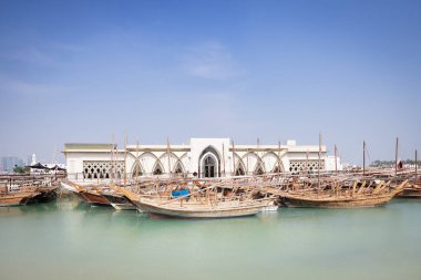 Geleneksel dhow tekneleri Corniche, Doha, Katar 'a yanaştı.