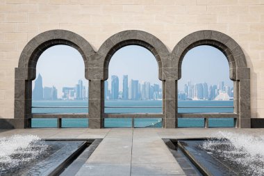 İslam eserleri Müzesi kemerleri ile Doha silueti, Doha, Katar.