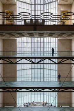 İslam Sanatları Müzesi 'nin merdiven içi, Doha, Katar.