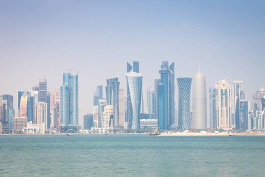Doha, Katar 'ın Panoramik şehir silueti.