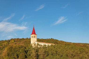 St. Peter Kilisesi, öğleden sonra altın saat, Ilirska Bistrica, Slovenya 'da yakalandı.