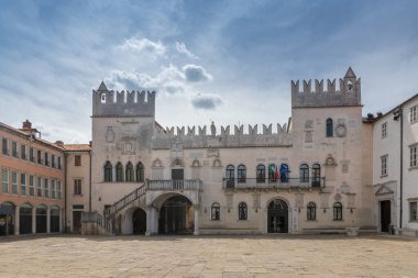 Koper eski kasaba meydanı güzel bir yaz gününde, Slovenya