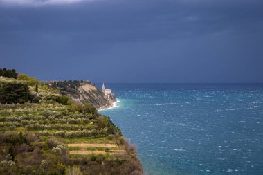 Slovenya 'nın eski sahil kenti Piran' a dramatik bir manzara