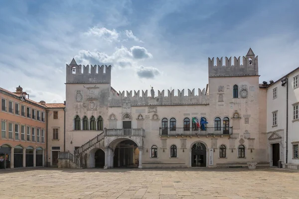 Koper eski kasaba meydanı güzel bir yaz gününde, Slovenya